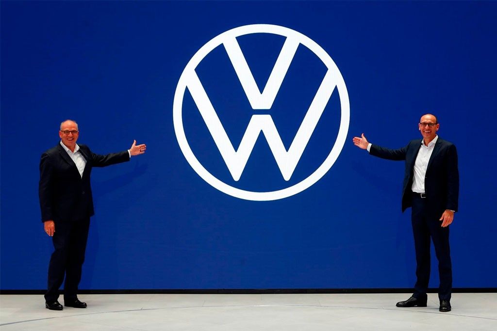 Así es el restyling del logo de Volkswagen que se presentó en el salón de Frankfurt, ahora con una imagen más simplificada y marcando una nueva etapa mundial